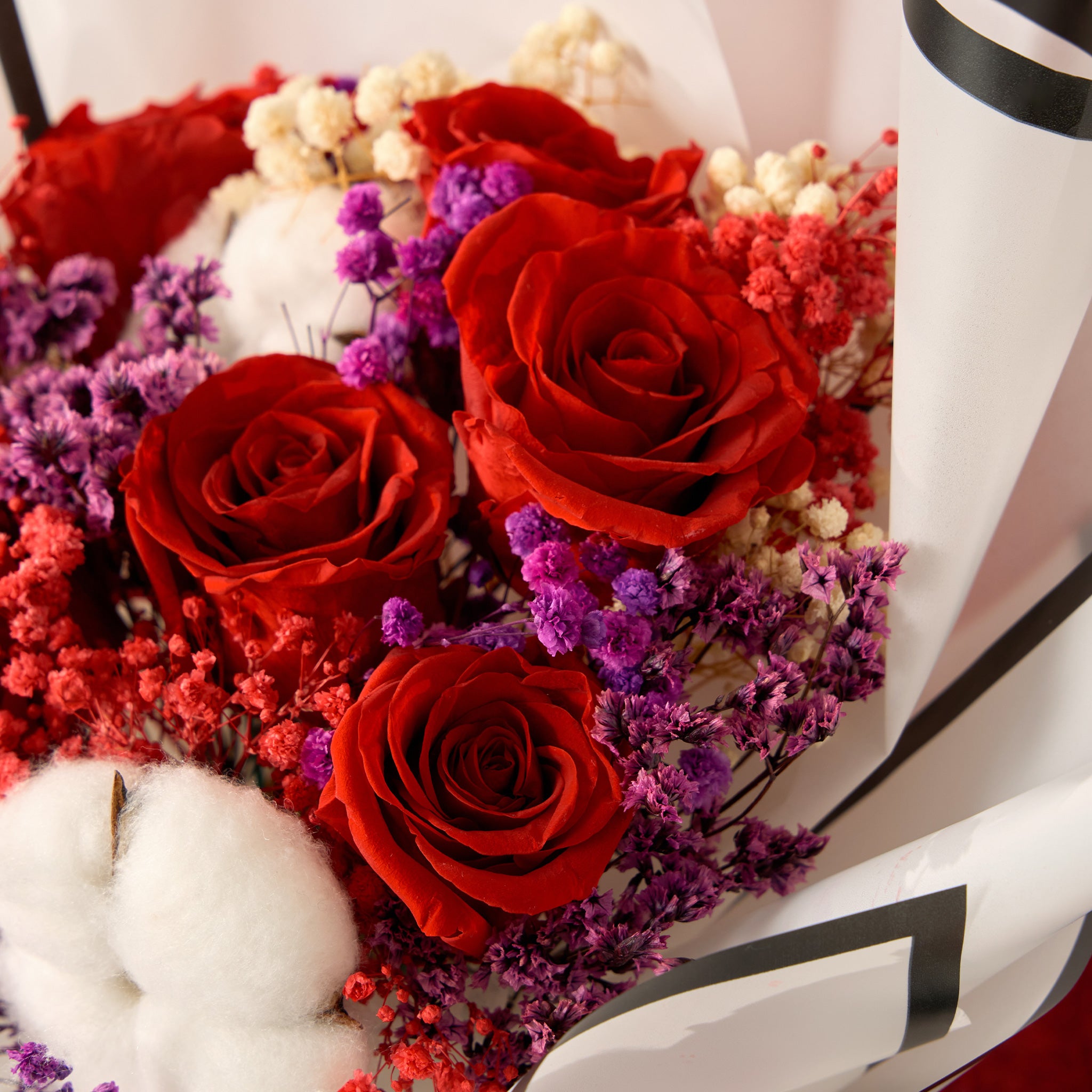 Juliet (7 Roses & 2 Cotton flowers)