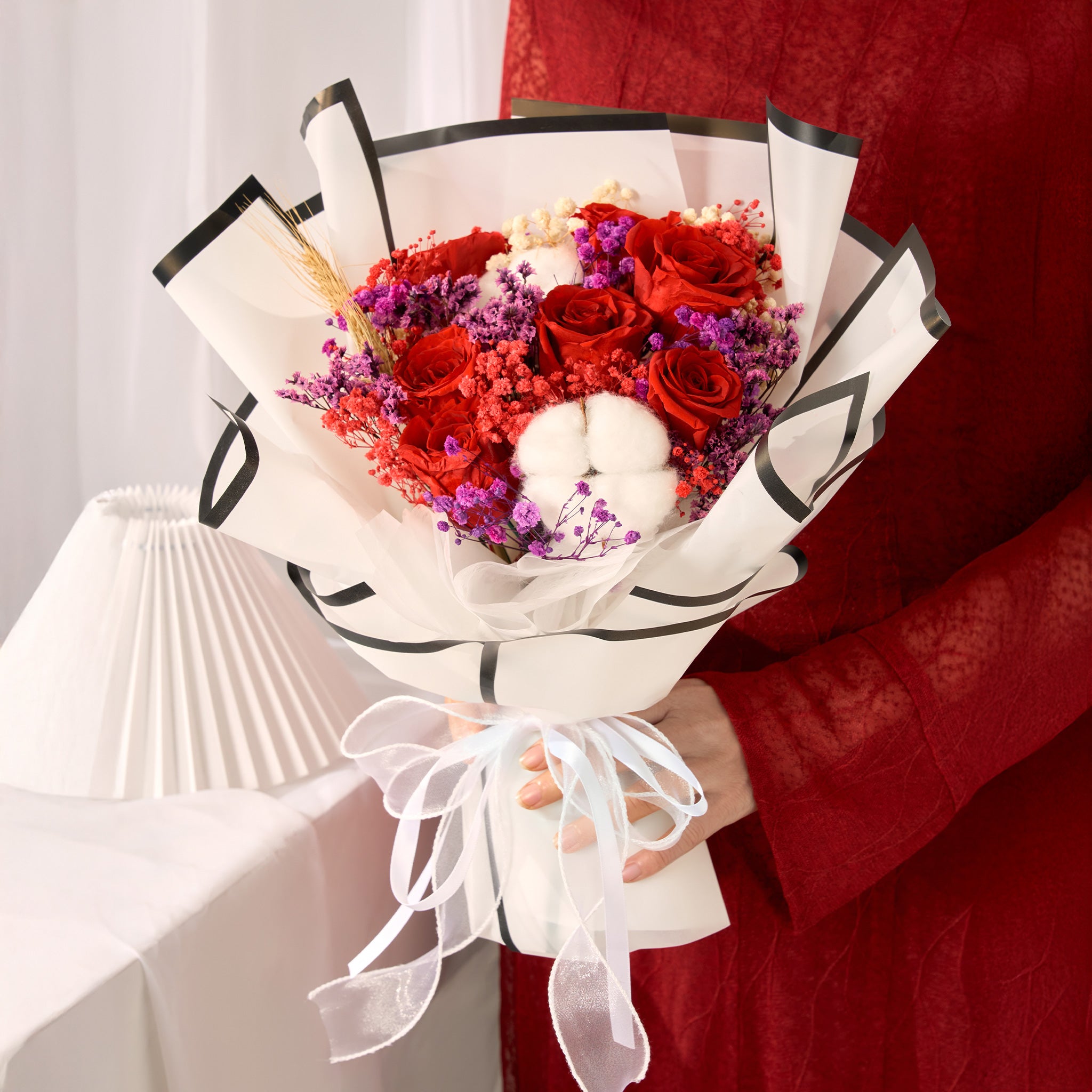 Juliet (7 Roses & 2 Cotton flowers)